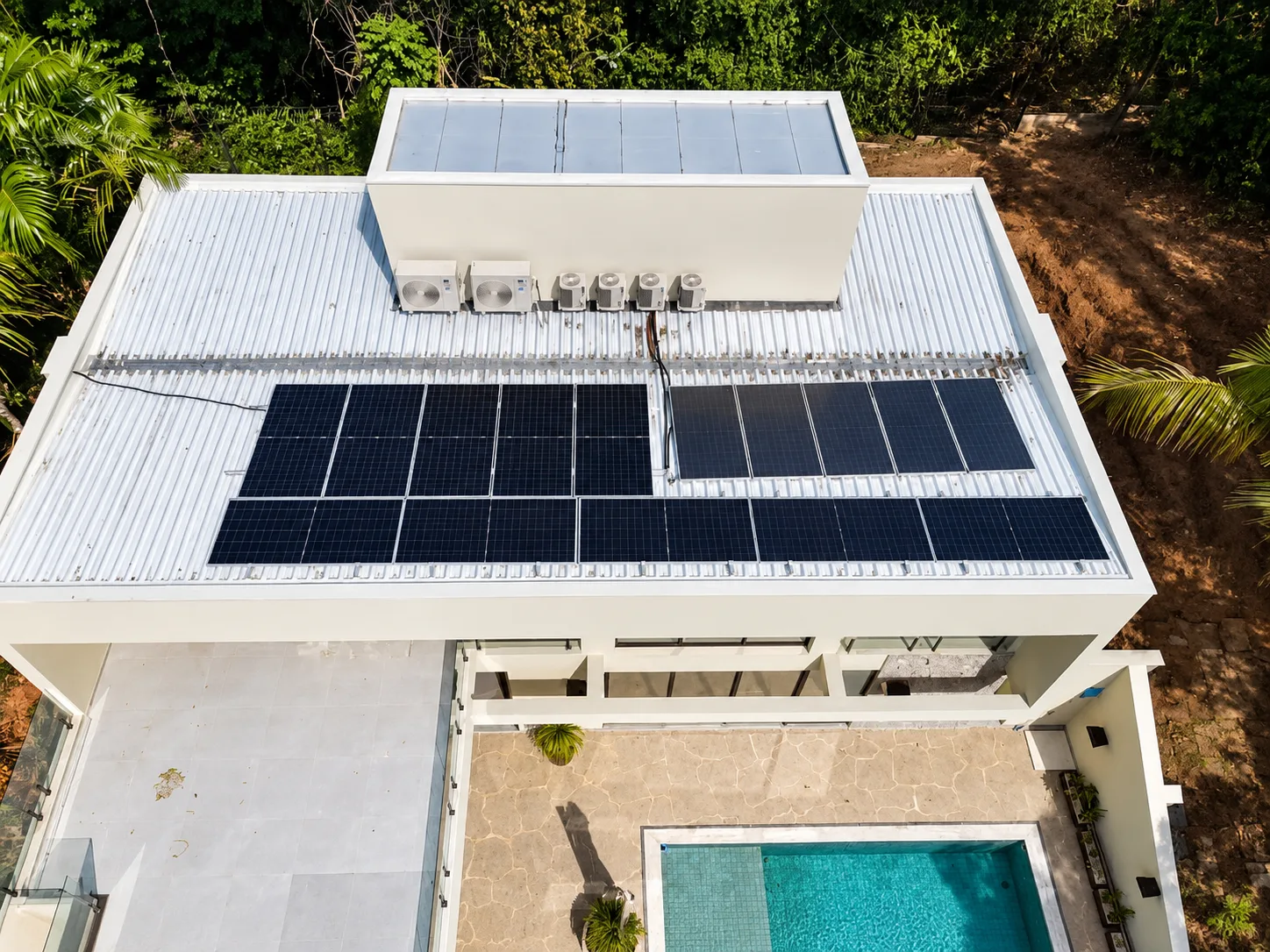 Casa moderna com painéis solares e piscina