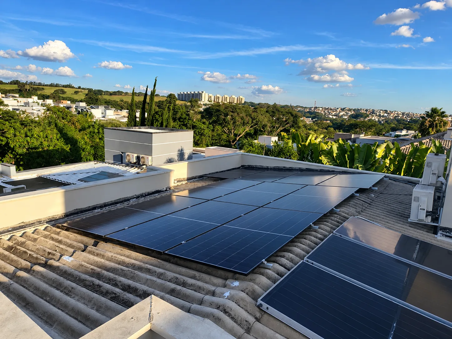 Rooftop com painéis solares e vista da cidade